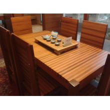 Mesa de madera de cedro rojo informal con silla de madera